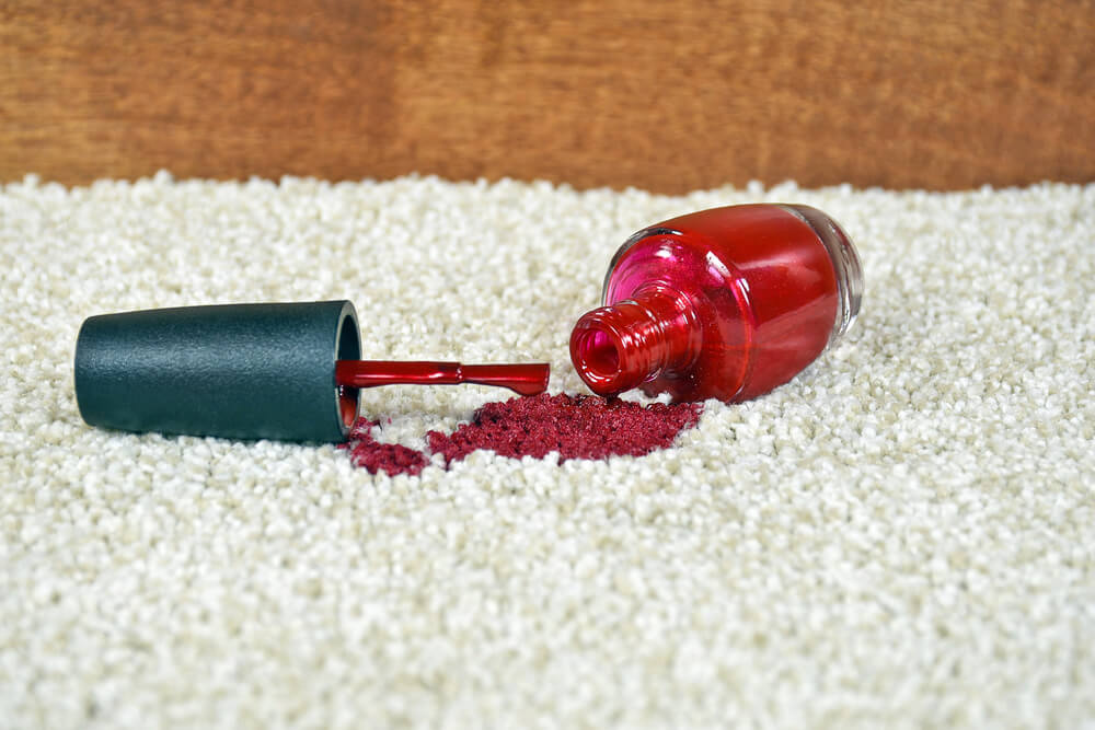 jak usunac lakier do paznokci z dywanu?